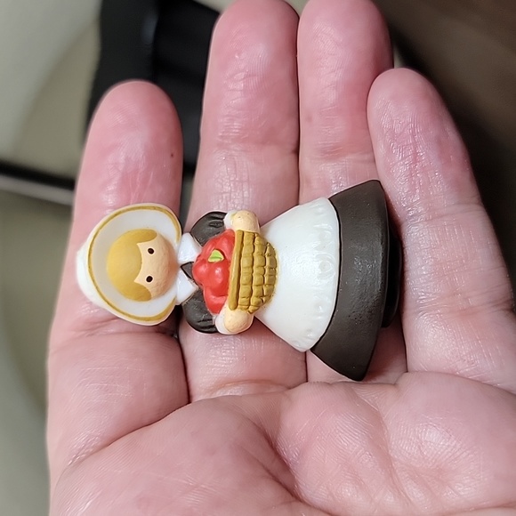 Hallmark Cards Holiday Thanksgiving Pilgrim Lady Girl Vintage Brooch - Picture 2 of 6